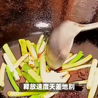 葱姜蒜爆香全攻略：掌握火候与顺序，提升家常菜锅气