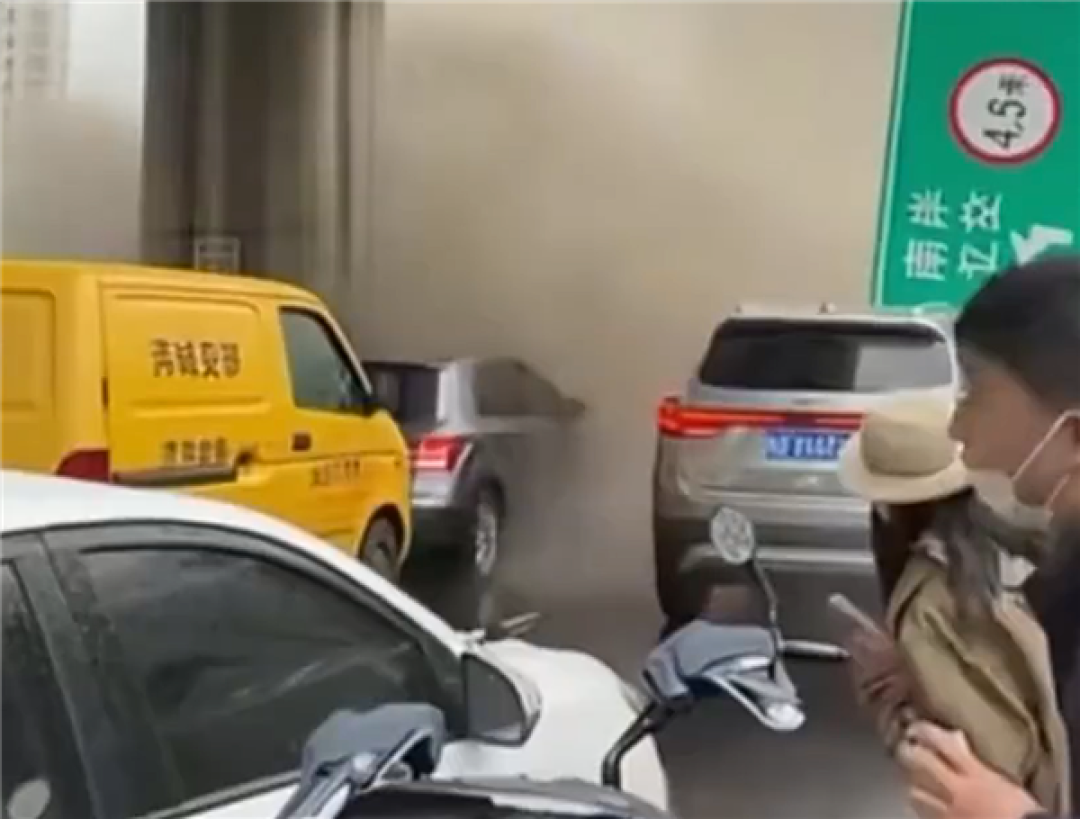 标注AI生成绝非免责条款!网民造谣立交桥倒塌被拘6天
