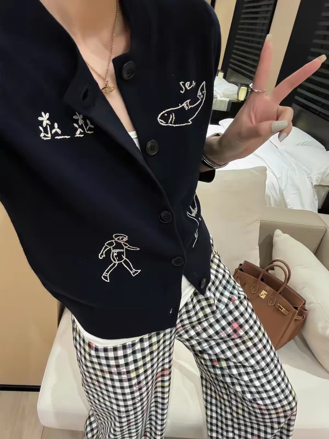 春季外套推荐：藏蓝色绣花针织开衫