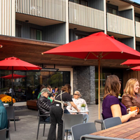 班夫清晨手记：当咖啡香遇上落基山的初雪消融