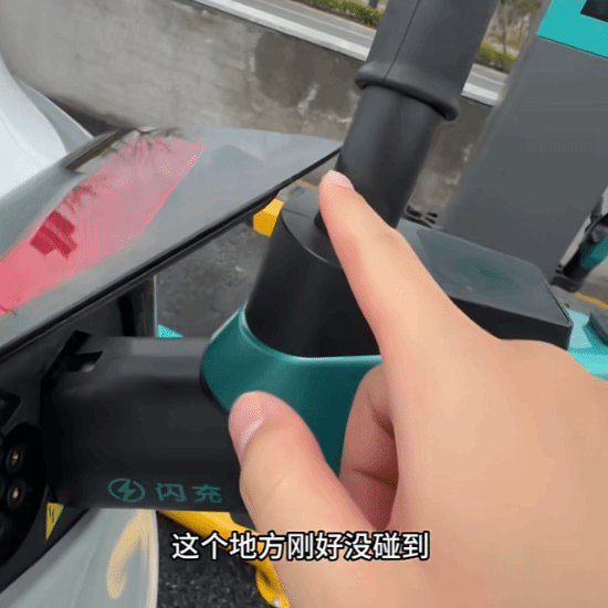 特斯拉车主吐槽比亚迪闪充桩引群嘲，车圈互撕大戏笑不活了 ！