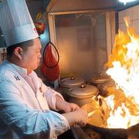 山东滕州特色美食：公鸡炖猪蹄的食材甄选与制作工艺