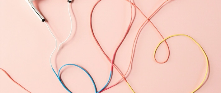 花20块买到的快乐！有线耳机翻红成顶配饰品，说说它戳中了年轻人什么心理