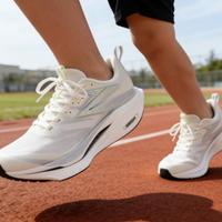 体测穿碳板跑鞋？多数学生只会越跑越慢还伤脚