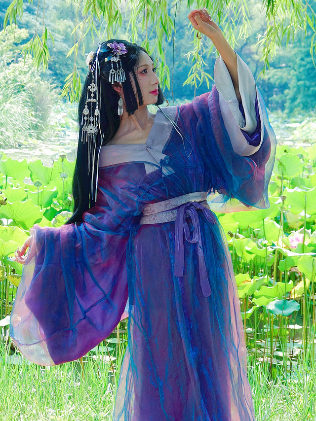 穿汉服逛荷塘，把春天穿在身上～