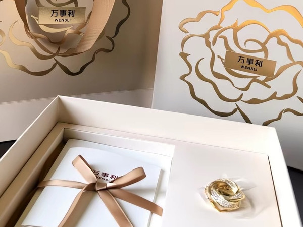 春日穿搭：丝巾与扣的完美搭配