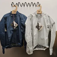 网红骑行风衣根本不抗风，还闷汗又勒腰