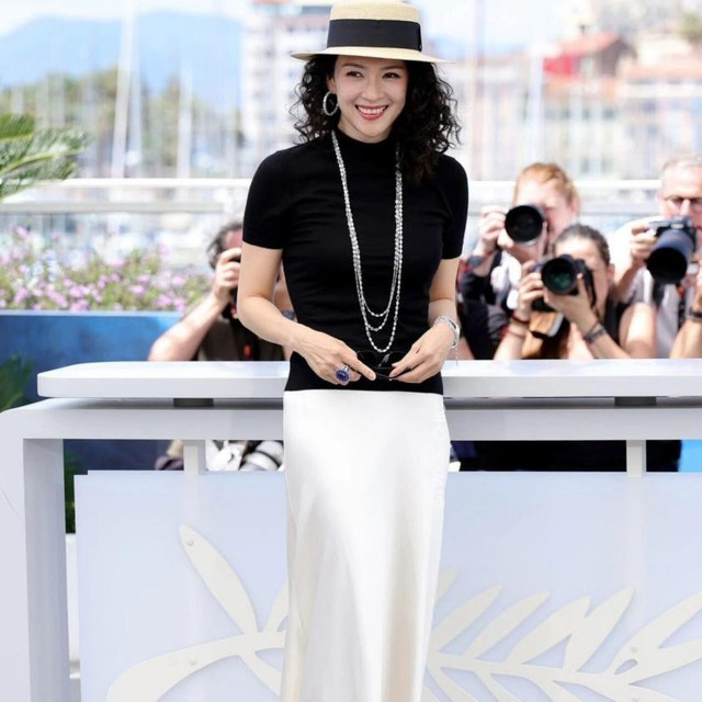 章子怡烫了时髦卷发，穿西装+半裙去度假，整个人美出了新高度！