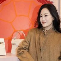 章小蕙带火了一种早春的新穿法：美拉德外套+半身裙，时髦又高级