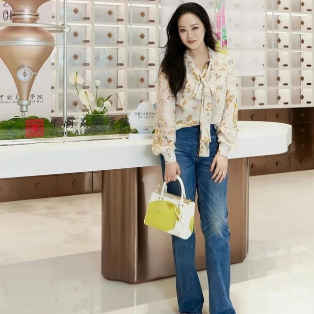 章小蕙带火了一种早春的新穿法：美拉德外套+半身裙，时髦又高级