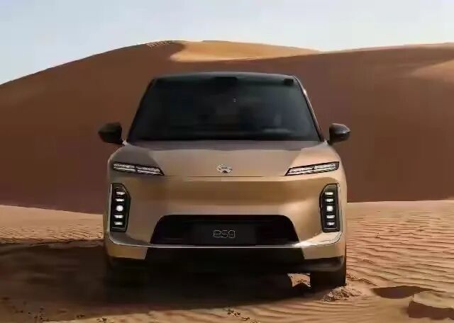 一个被蔚来ES9背刺的ES8老车主，心态彻底崩了，我是选置换ES9，还是继续开ES8？