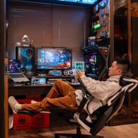 机甲电竞椅，撞进赛博光影书房