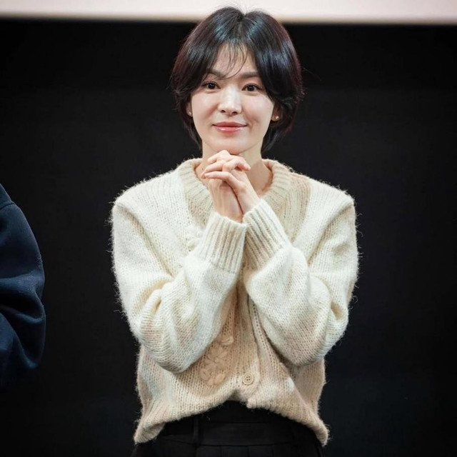 女人过了40岁后，少穿牛仔裤+T恤，学宋慧乔的穿搭，高级又洋气！