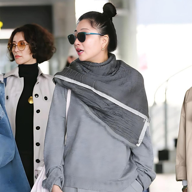 女人过了40岁要少穿牛仔裤+T恤，殷桃的穿搭值得借鉴，时髦又洋气