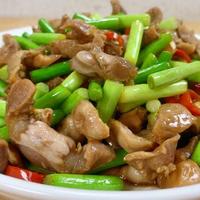 蒜苔炒鸡胗：去腥技巧与火候控制详解