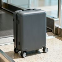 20寸登机箱真正卡住安检口的，从来不是尺寸而是轮子凸出那3毫米