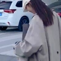 春日这风衣一穿，路人都得回头问链接～