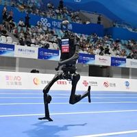 宇树H1机器人完成全球首次半马全自主奔跑测试，4月19日正式赛事将挑战人类纪录