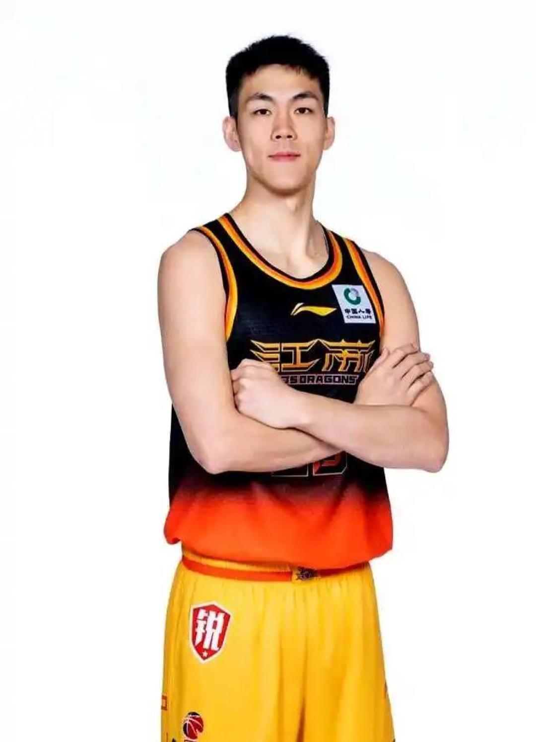 从NBL到全明星首发!26岁新秀庞峥麟,一年打服CBA享巨星待遇