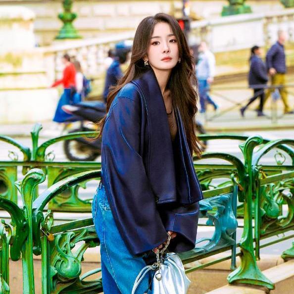 女人过了35岁后，少穿牛仔裤+T恤，学杨幂的日常穿搭，时髦又减龄
