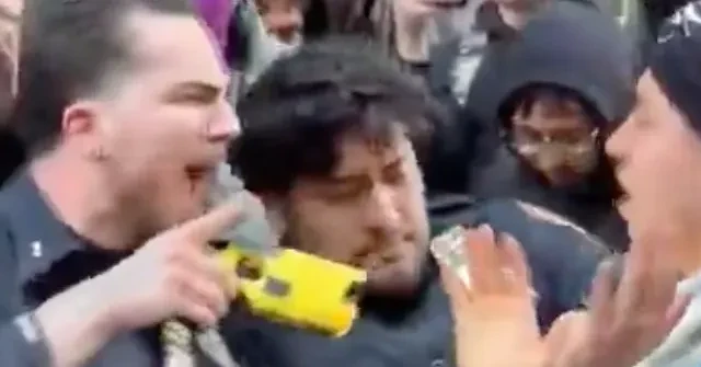 曼哈顿鞋贩子也干了？插队引发警方出动取消发售！