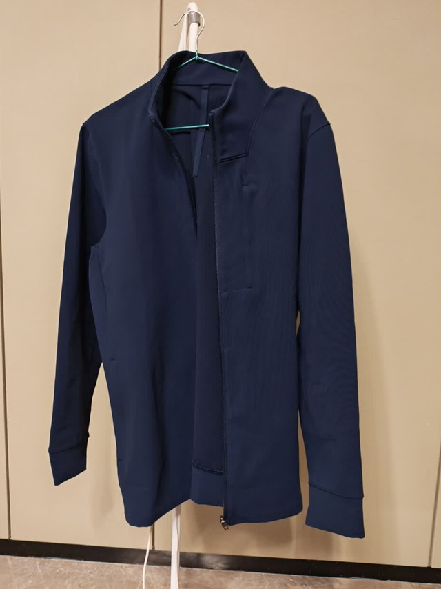 实测封神！京东京造海军蓝冲锋衣外套，春季通勤户外双适配