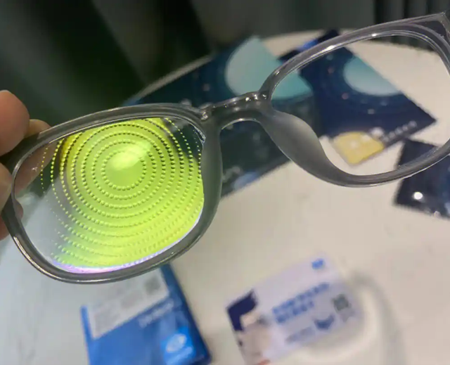 三款儿童防控镜片横评：三四千元里哪些真值，哪些纯割韭菜？