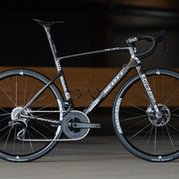 两万块的“超轻”公路车真值得买？爬坡省的那点力气，不如先换轮组实在