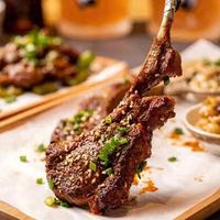 炉烤新西兰小羊排与秘酱烧牛尾：两道精品菜式详解