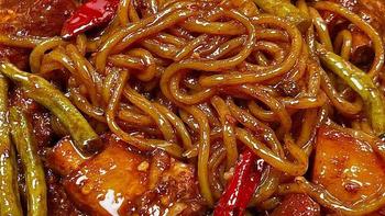 三道家庭硬菜制作指南：蜜汁蒜香小鸡腿、糖醋锅包肉、排骨炖豆角土豆粉条