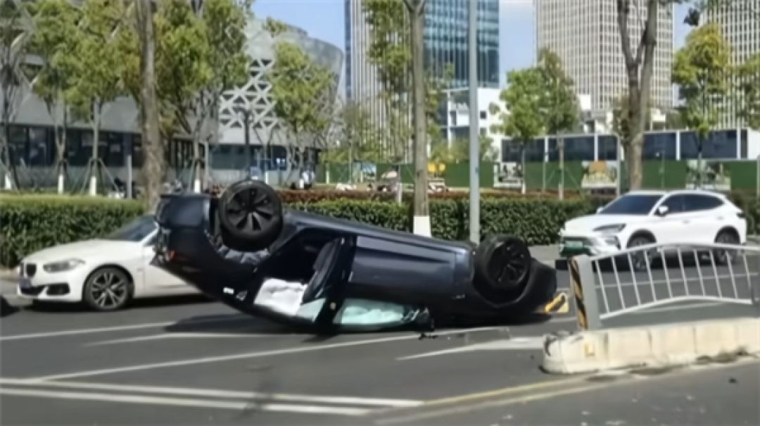 男子试乘特斯拉 却被女销售开翻车受伤!索赔8千元精神抚慰费被拒