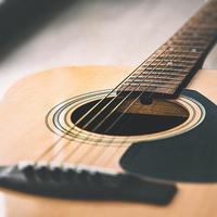 普通人学吉他：从零基础到弹唱的阶段性训练指南