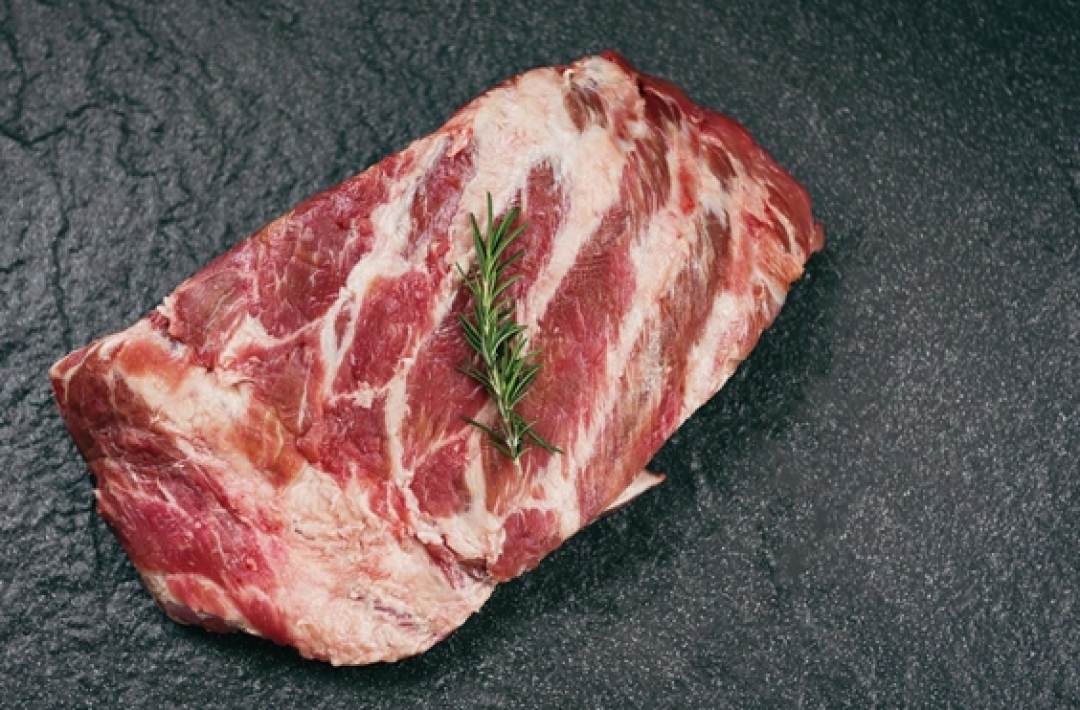 提醒爸妈!洗生肉不要直接用水冲 细菌溅满厨房