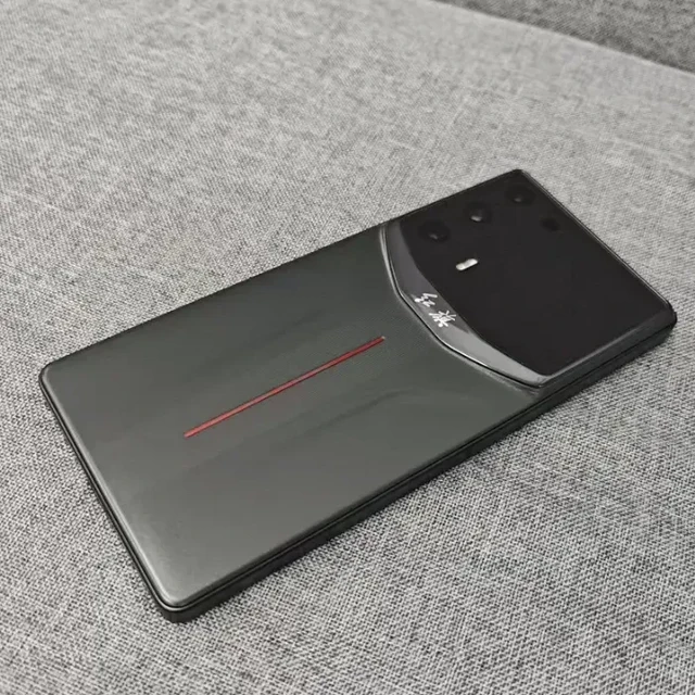 大量红旗手机流出!外观炸裂、还是16+1TB版本！后盖发光+车钥匙