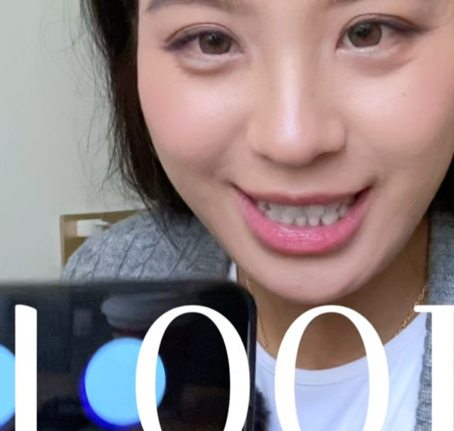 外网博主人手一个的桌面小宠物，我也把LOOI安排在自己的书桌上了，本来以为就是一个AI玩具，没想到真会给情绪价值啊！