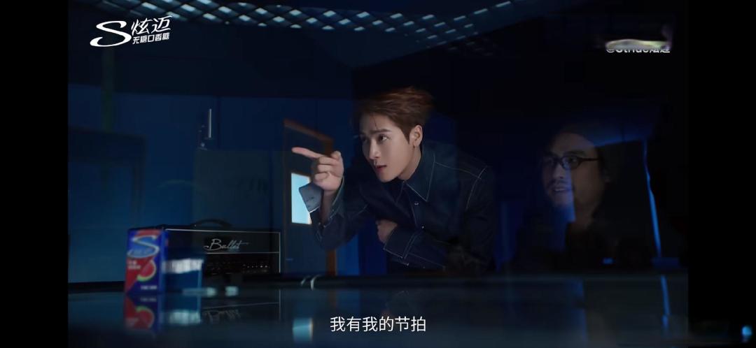 王嘉尔炫迈上演“双向奔赴”,赛博朋克舞台诠释持久热爱