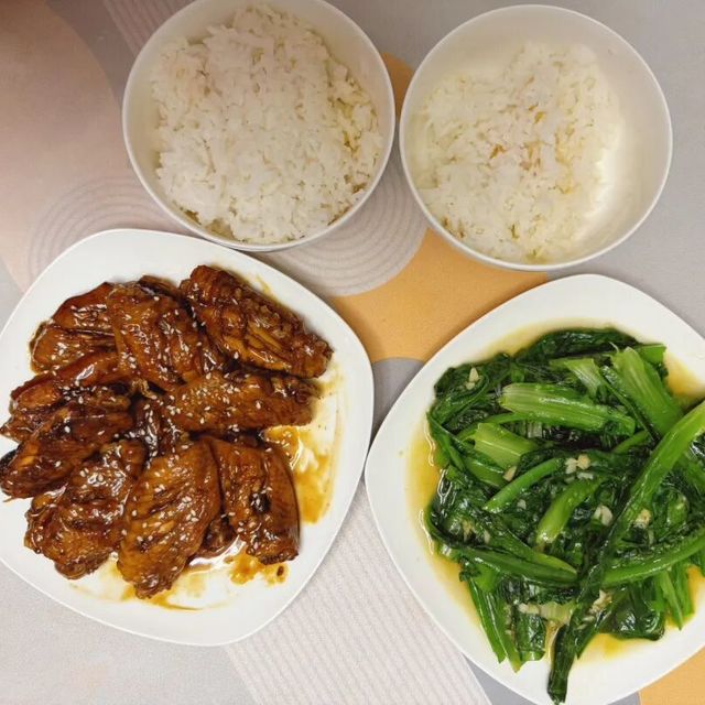 继续分享一家人的晚餐，蒜蓉油麦菜和孩子们最爱吃的可乐鸡翅。