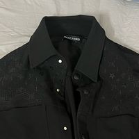 经典重塑：太平鸟翻领单排扣老花刺绣外套的隽永美学