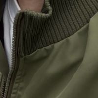 经典传承：皮尔卡丹军绿色夹克外套的实用主义美学