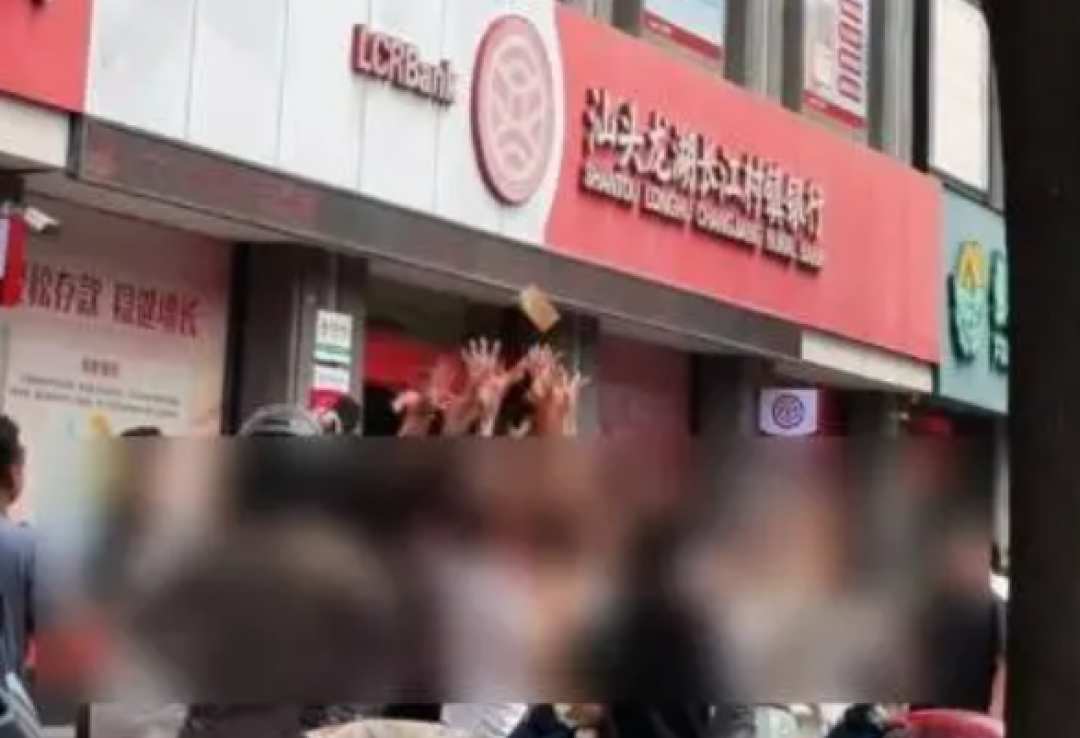 真钱!小区有人高空狂撒百万港币 路人争抢 警方呼吁要上交