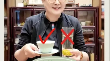 绿茶冲泡实验：为何玻璃杯易致苦涩，瓷器更适宜？