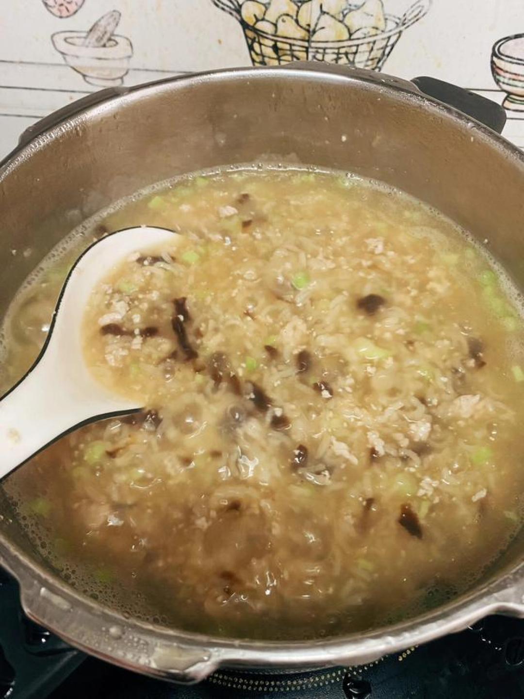 这碗其貌不扬的“乌金粥”，却是潮汕人魂牵梦绕的家乡味