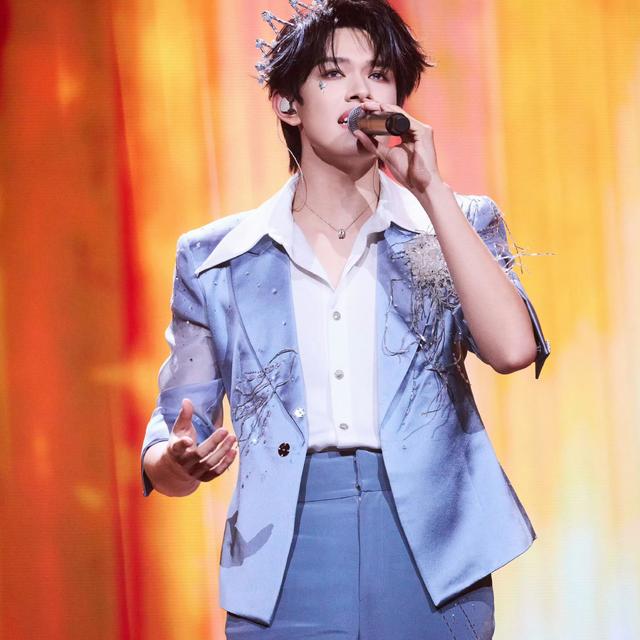 登陆少年浪漫主义演唱会：星河舞台惊艳，成员造型与实力双绝