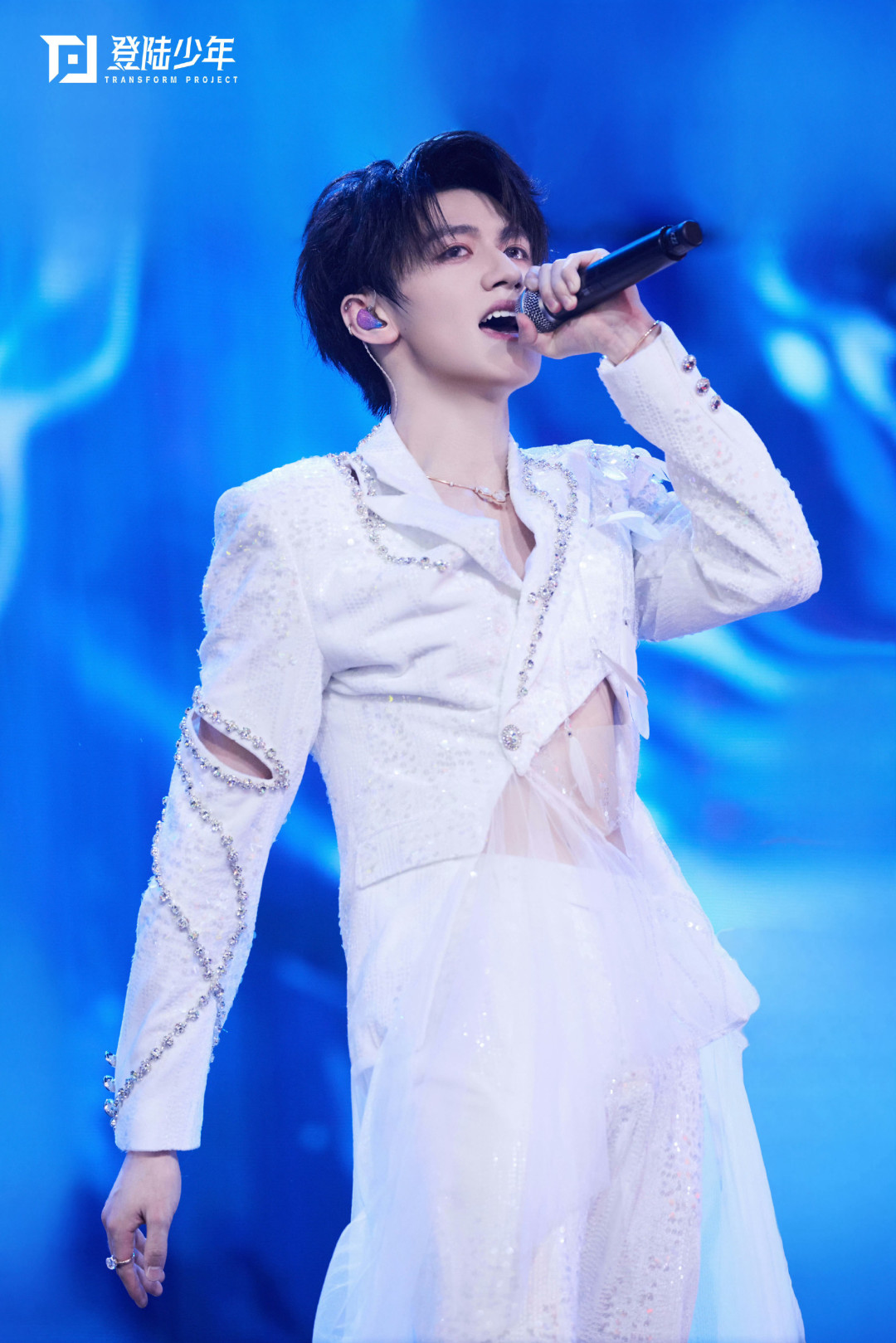 登陆少年浪漫主义演唱会：星河舞台惊艳，成员造型与实力双绝