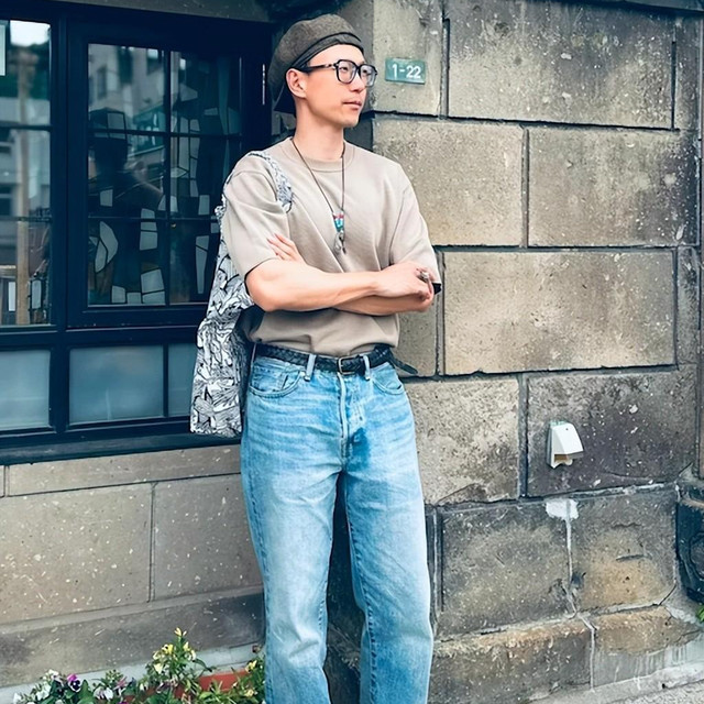 真正见过世面的中年男人，很少穿七分裤、吊裆裤，显腿短很油腻