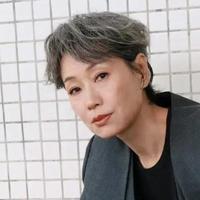 看了叶童的春季打扮：穿基础款，松紧结合，拒绝花里胡哨，真美！