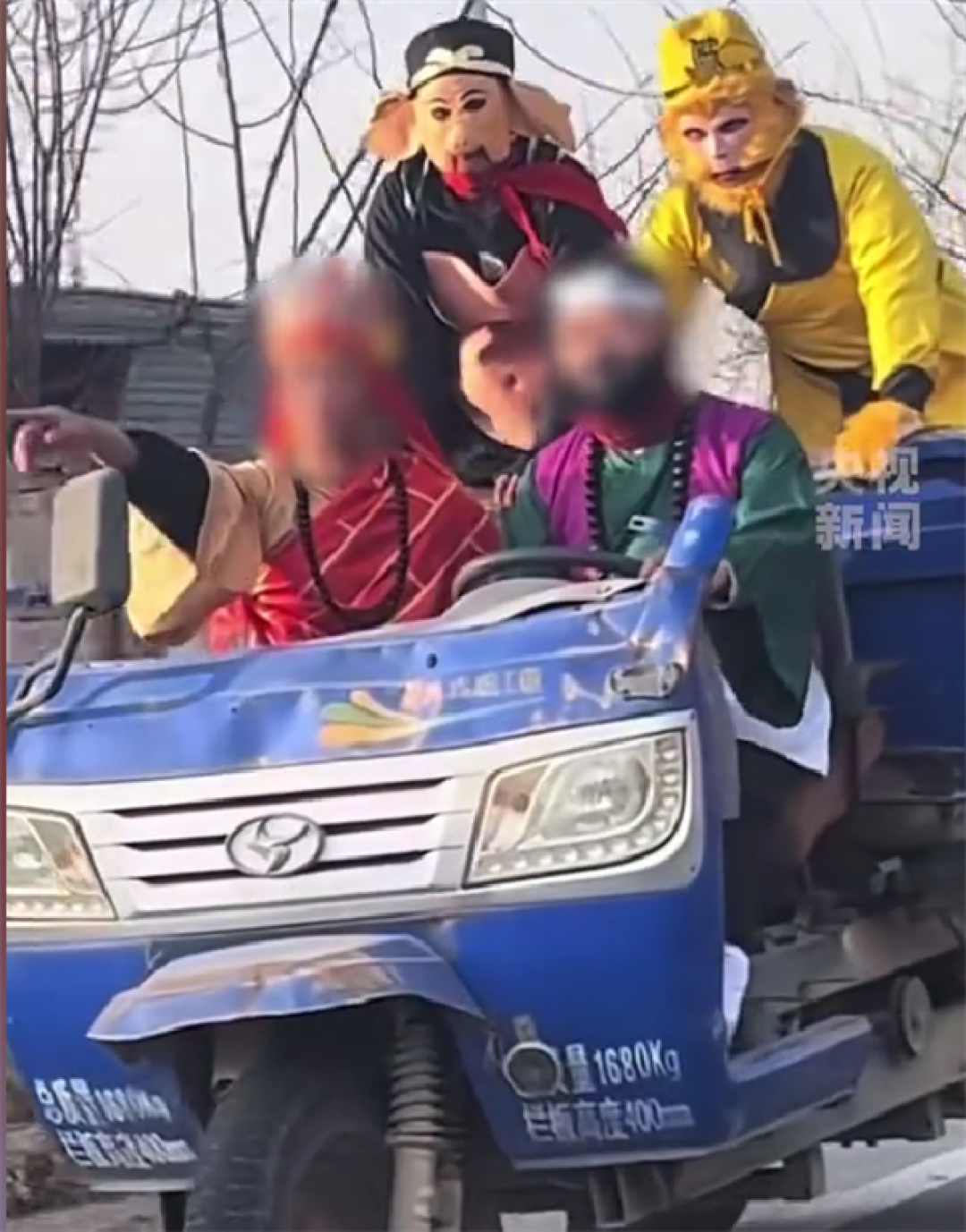 唐僧师徒乘农用车被交警拦下:别取经了 这种车严禁违法载人