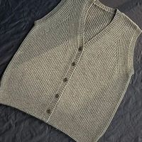 简约大气的开衫马甲，收针样式很有趣！