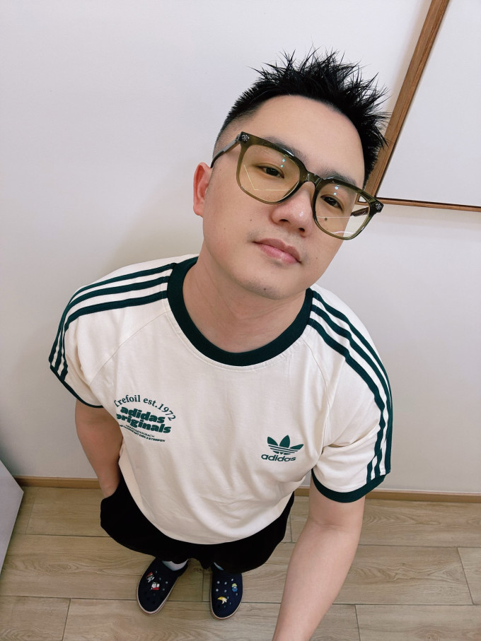 阿迪达斯运动T恤