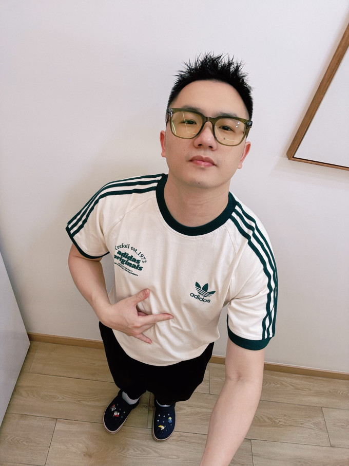 阿迪达斯运动T恤